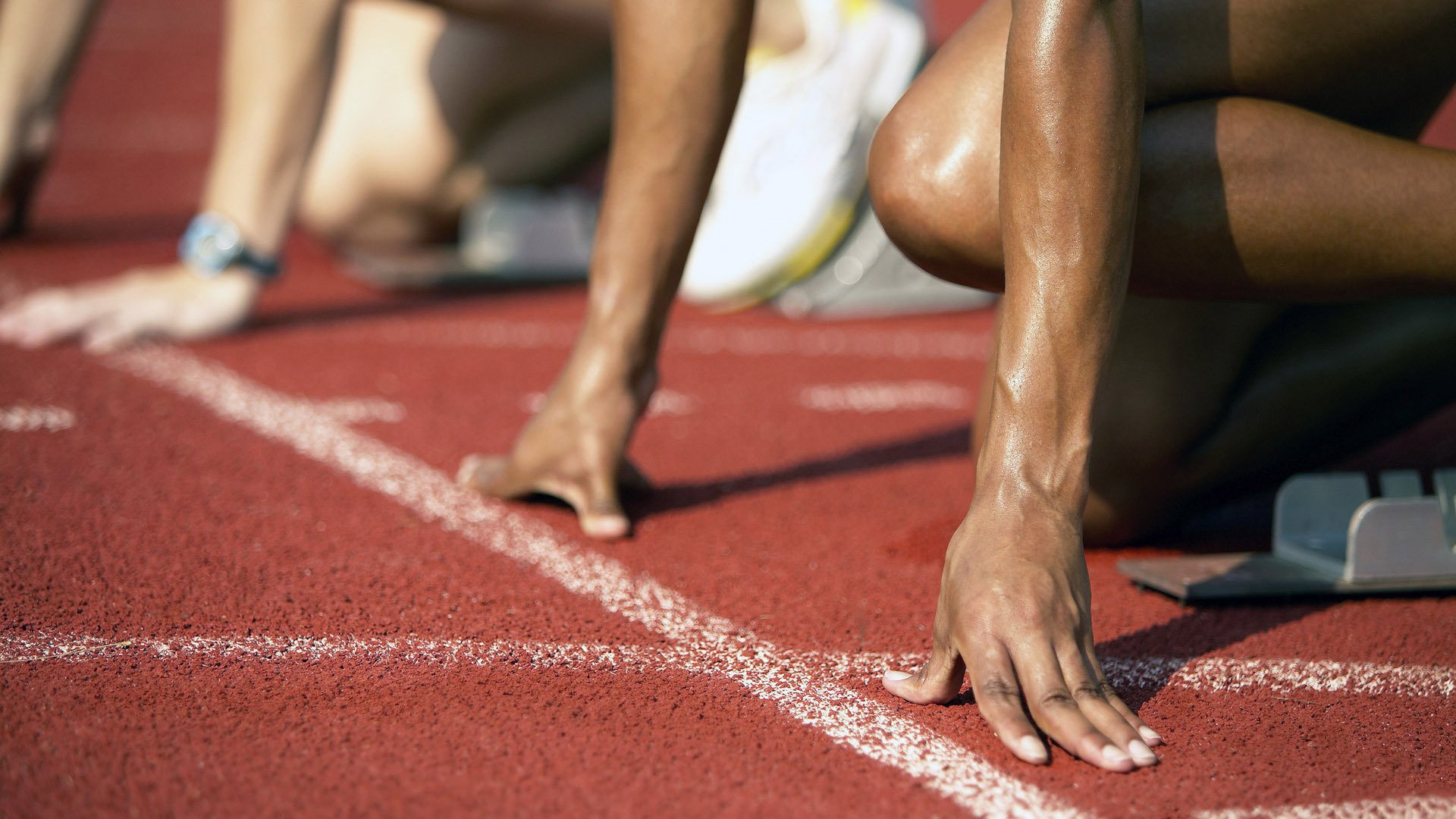 _体育评论员深度解读：比赛背后的故事_，竞赛背后的故事